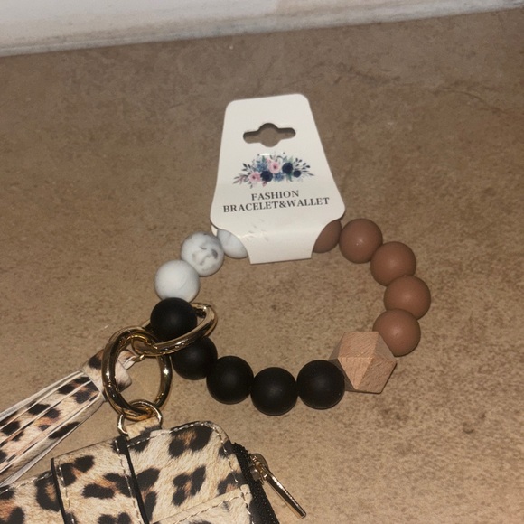 Leopard Print Card Holder with Beaded Bracelet - Picture 3 of 4